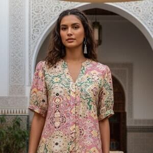 NWT Vibrant Olivia Grey Moroccan Medallion Pattern Tunic Style Blouse